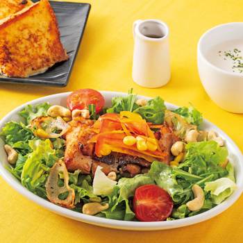 カシューナッツとチキンのパワーサラダ（冷製スープ・フレンチトースト付き）