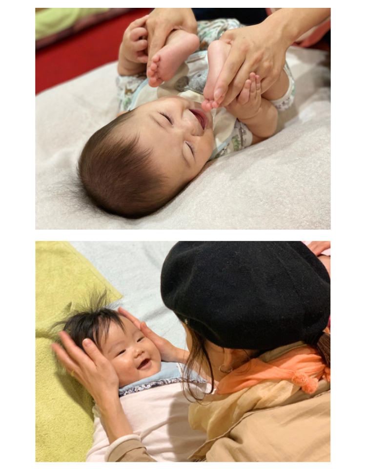 上下2枚の写真があり、いずれも親のマッサージを受けて微笑んでいる赤ちゃんの写真