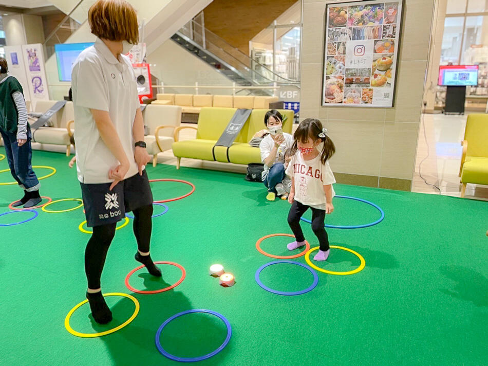 『親子でリズム運動』開催中のようす