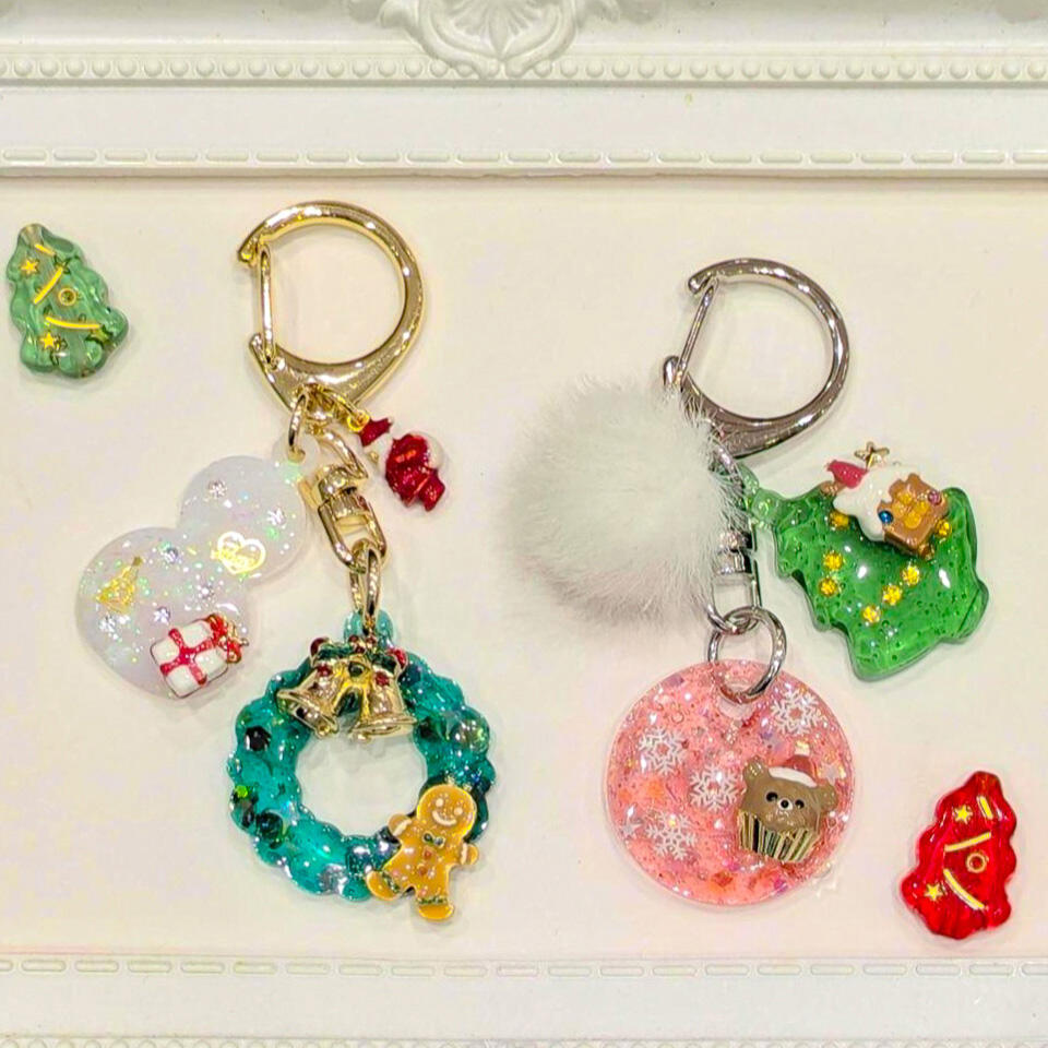 『レジンでつくるクリスマスオーナメントキーホルダー』完成イメージ写真