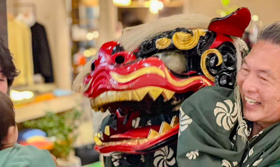 『獅子舞練り歩き』開催中のようす