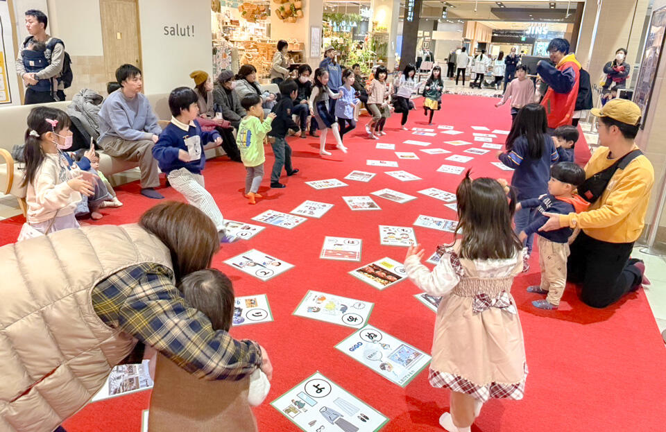 『巨大かるた大会』開催中のようす