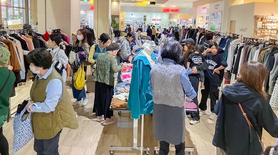 『ふくめぐり〈服の交換会〉』開催中のようす