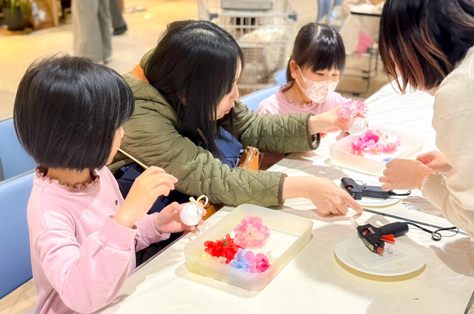 『ひなまつりワークショップ』開催中のようす