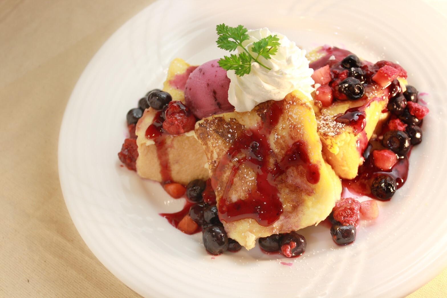 甘酸っぱいトリプルベリーのフレンチトースト