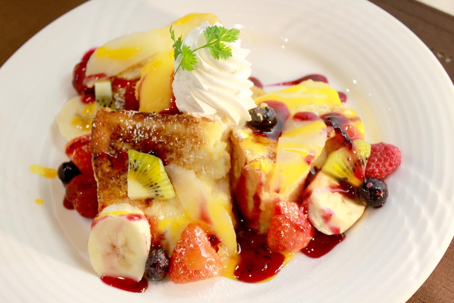 果実いっぱい　虹色フレンチトースト