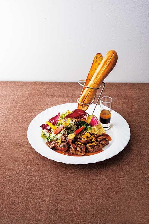 10種の彩りサラダと コロコロステーキ ガーリックカスクート付