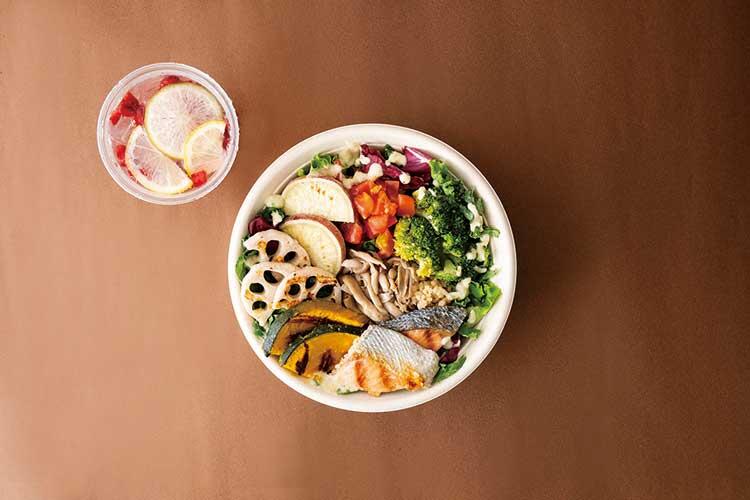 秋の実りライスボウル ～鮭ときのこと根菜の柚子胡椒ドレッシング仕立て～