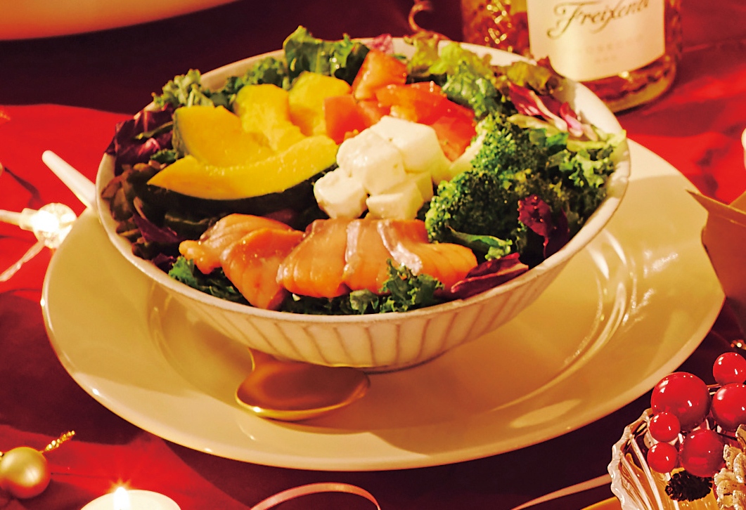 スモークサーモンとチーズのサラダボウル