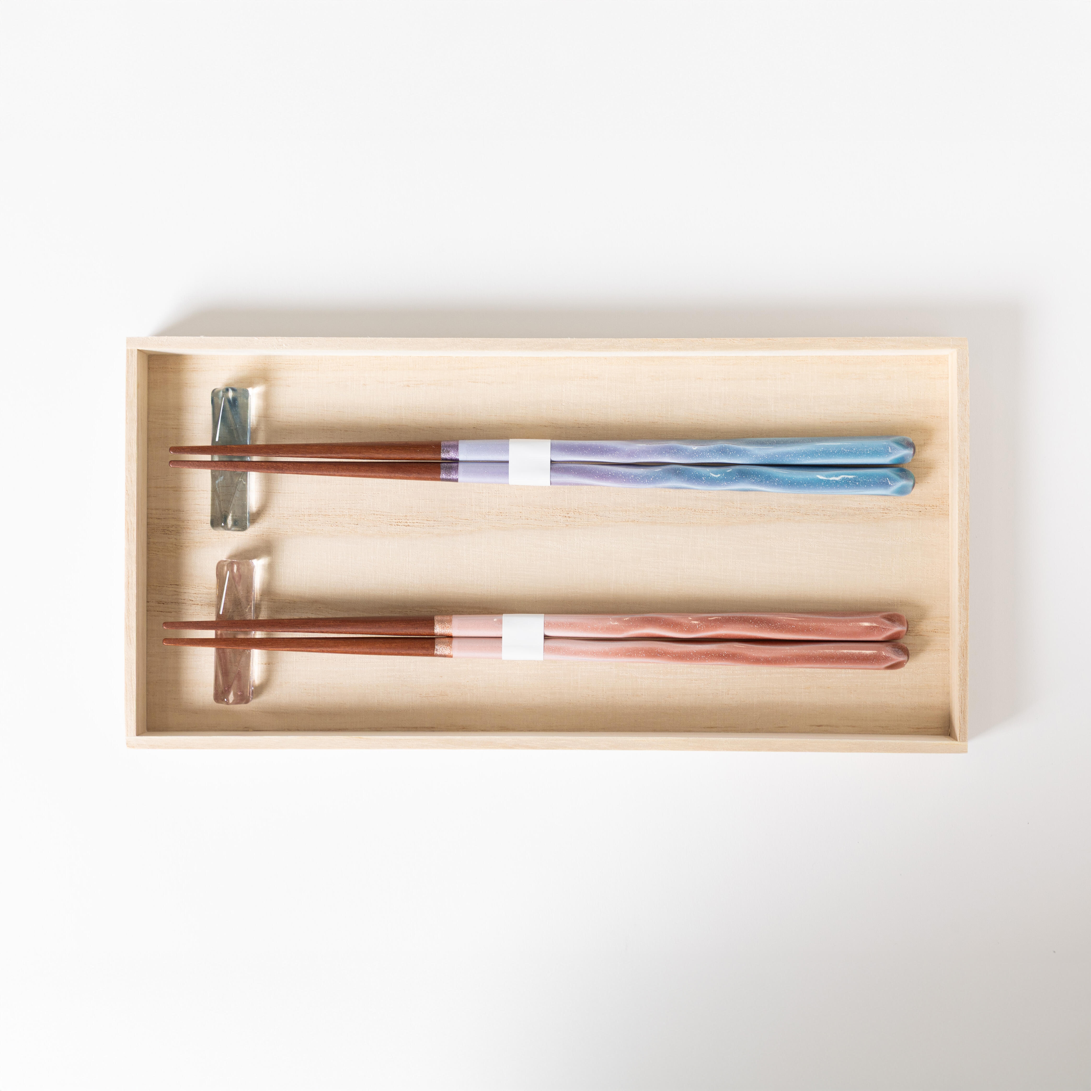 【 プラグス マーケット プロデュースド バイ ハンズ】イシダ　桐箱箸置付夫婦箸　ブリーズ