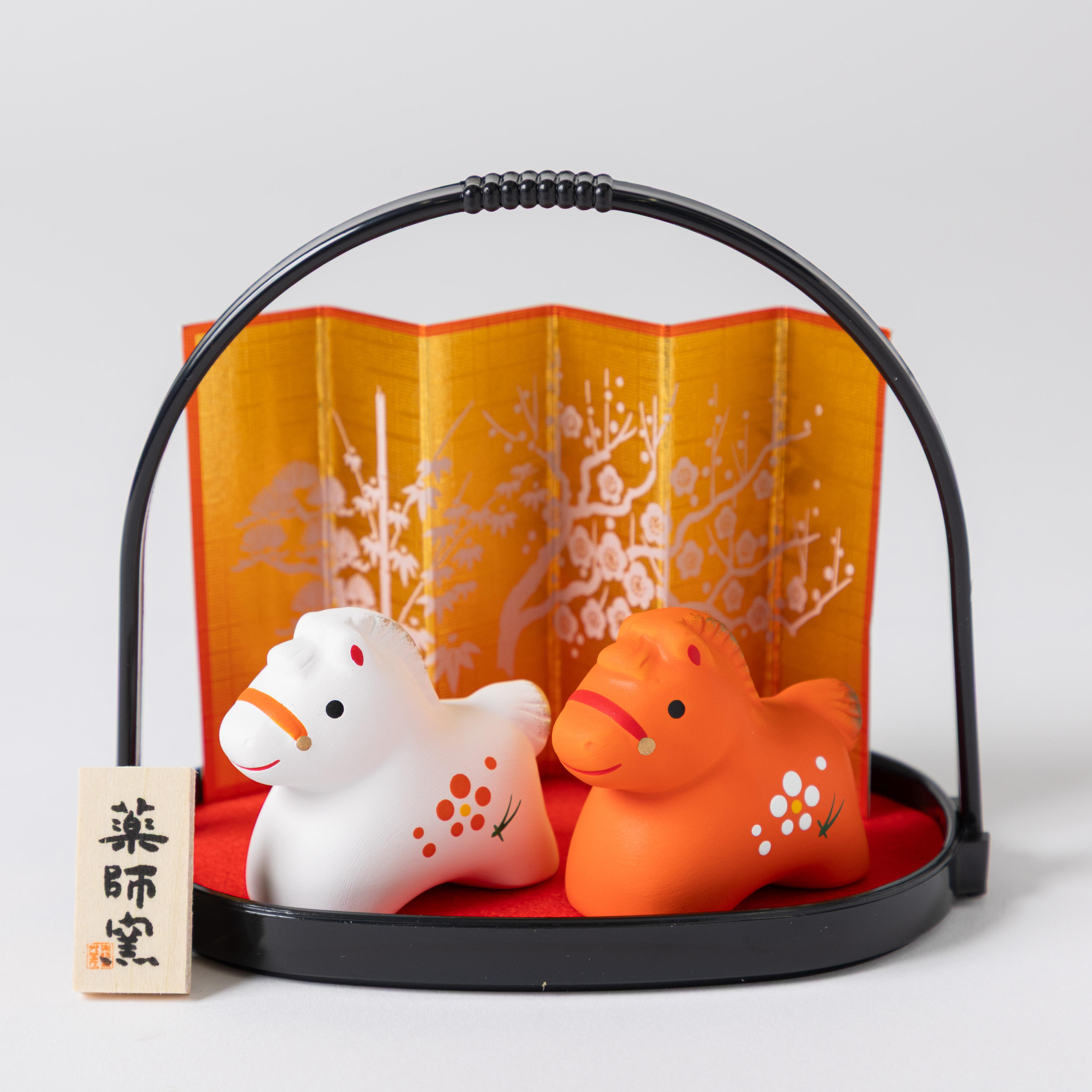 【 プラグス マーケット プロデュースド バイ ハンズ】薬師窯　錦彩招福午　紅白　小手籠付